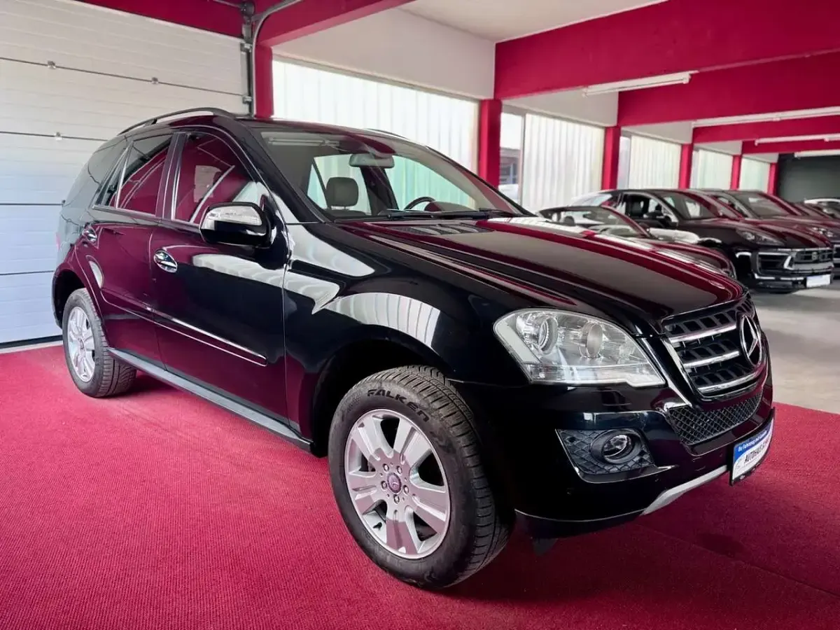 Gebraucht Mercedes ML350 231 PS (169 kW) 2010 Obsidianschwarz SUV