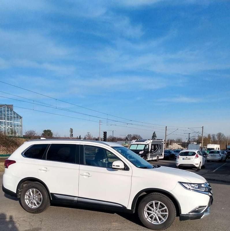 Używany Mitsubishi Outlander Edition 150 KM (110 kW) 2017 Biały SUV