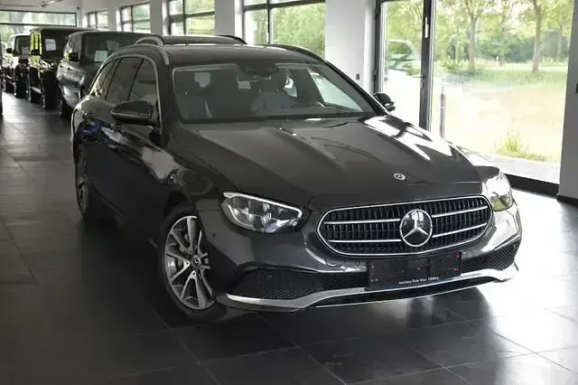Gebraucht Mercedes E400 Avantgarde 330 PS (242 kW) 2023 Grau Limousine