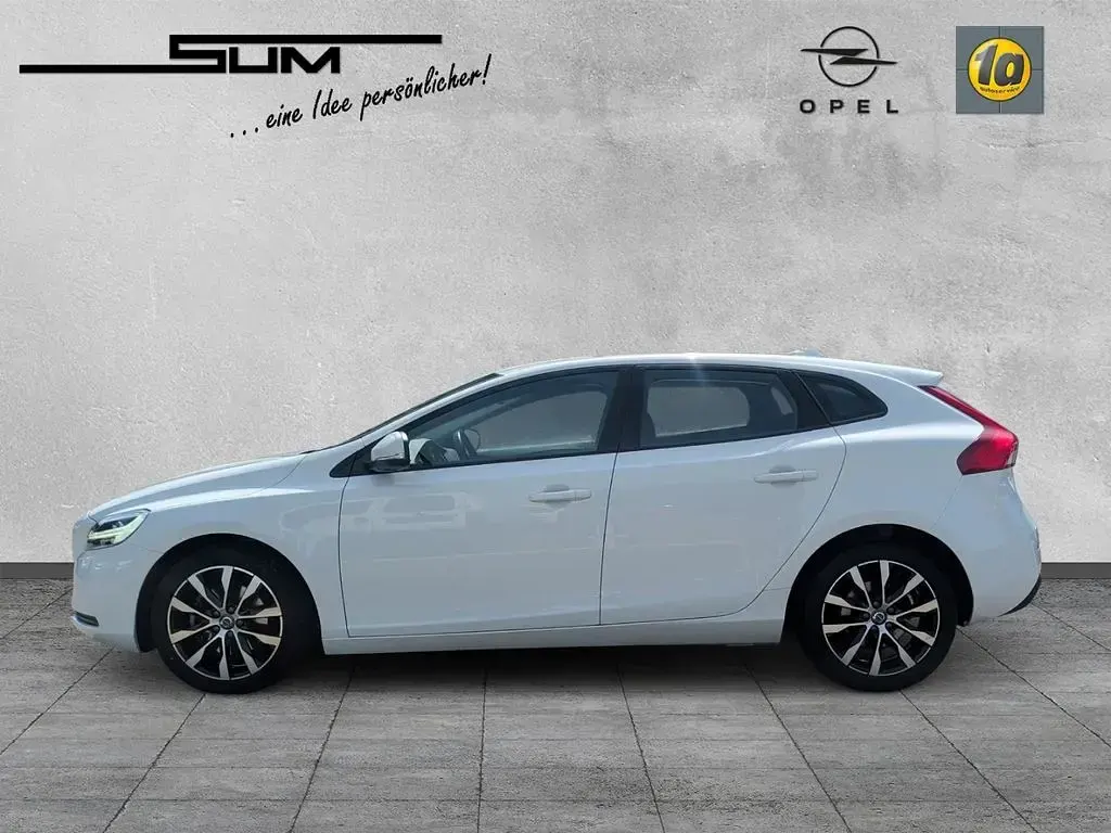 Gebraucht Volvo V40 Momentum 122 PS (89 kW) 2019 Weiss Kombi