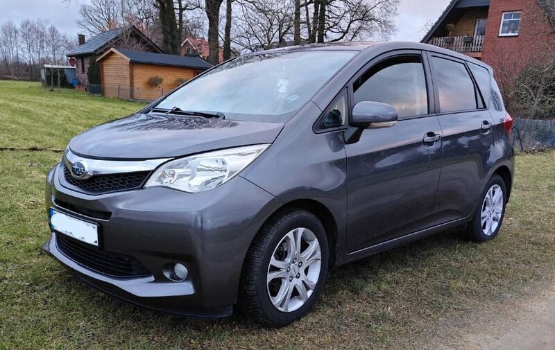 Grau Gebraucht 2012 Subaru Trezia Comfort Van / Kleinbus | 10.200 € (Superpreis) - Bild 1/4