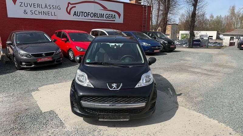 Gebraucht Peugeot 107 68 PS (50 kW) 2011 Schwarz Kleinwagen