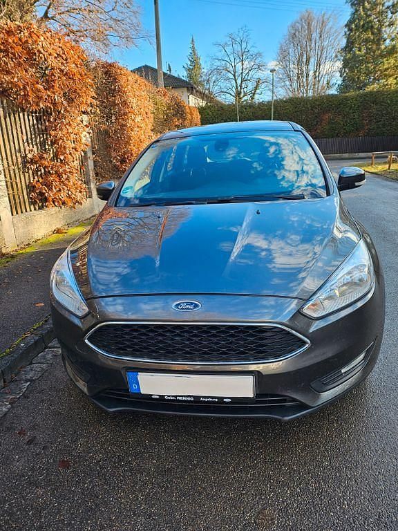 Grau Gebraucht 2015 Ford Focus Business Edition Limousine | 3.450 € - Bild 1/4