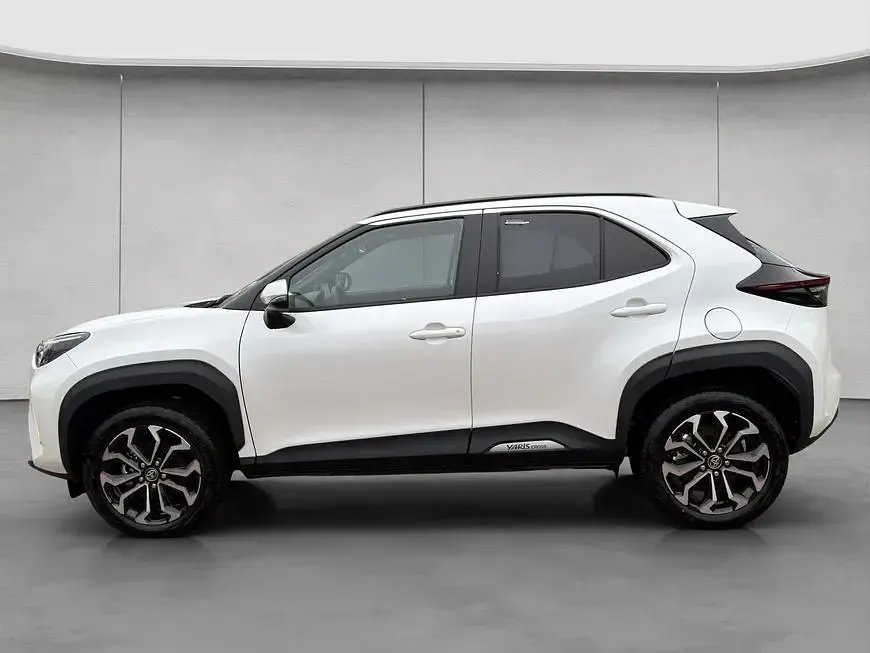 Gebraucht Toyota Yaris Cross 131 PS (96 kW) 2025 Platinumweiß perleffekt SUV