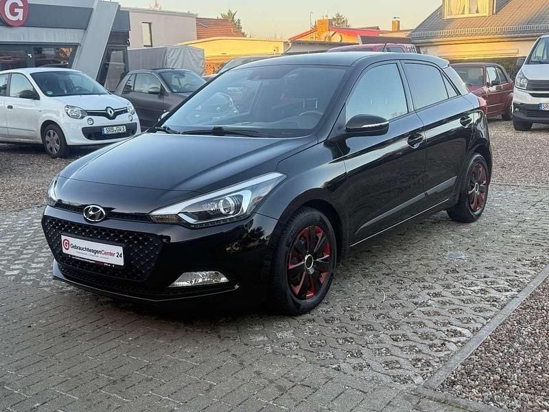 Phantom black. / mic Gebraucht 2016 Hyundai i20 Trend Kleinwagen | 8.490 € (Fairer Preis) - Bild 1/4