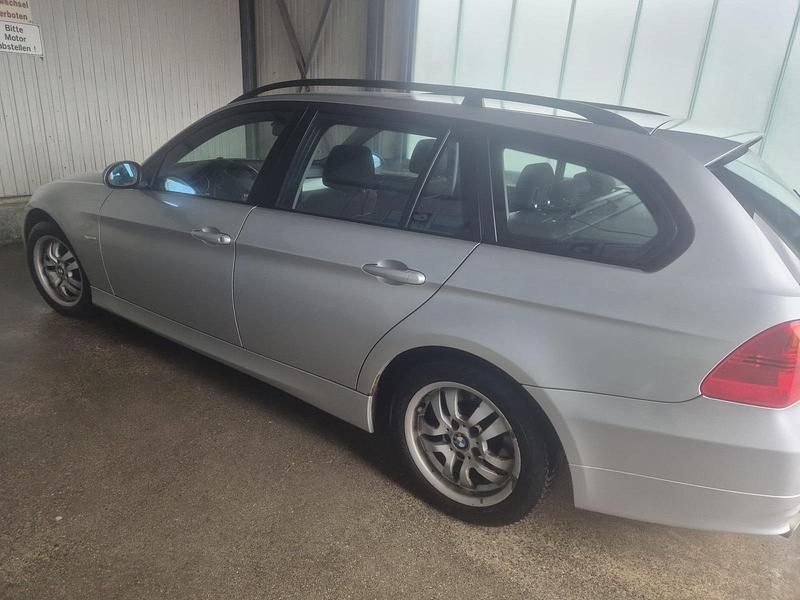 Second-hand BMW 318 143 CP (105 kW) 2008 Gri Berlinǎ