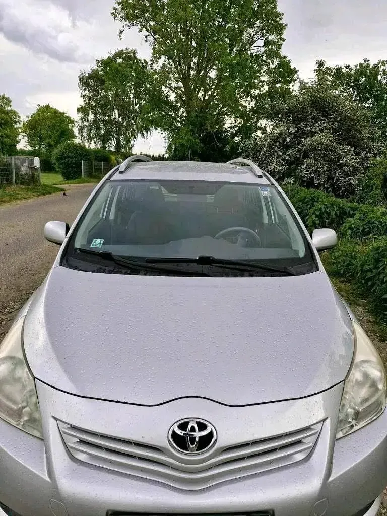Gebraucht Toyota Verso 129 PS (94 kW) 2010 Silber Van / Kleinbus