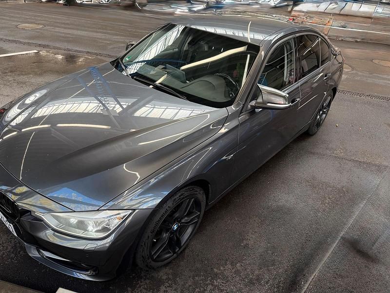 Gebraucht BMW 330 Sport Line 258 PS (189 kW) 2013 Grau Limousine