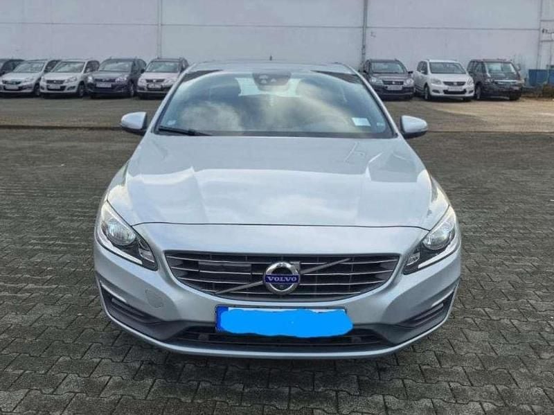 Gebraucht Volvo V60 Momentum 220 PS (161 kW) 2015 Silber Kombi
