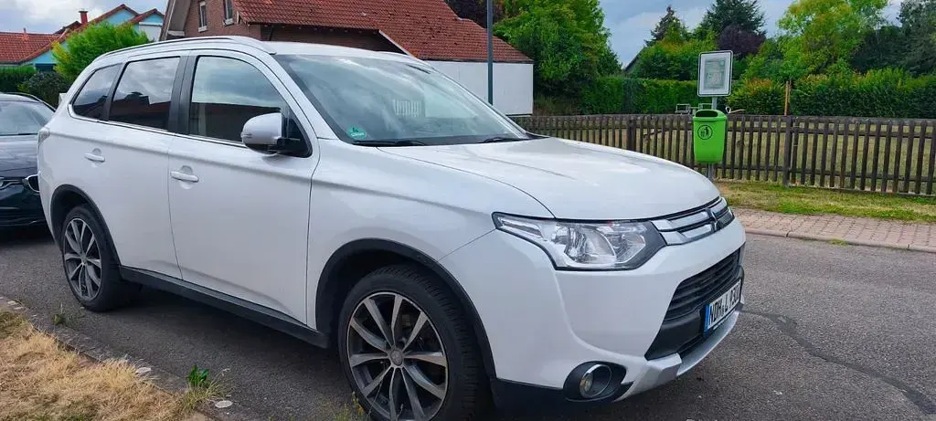 Gebraucht Mitsubishi Outlander Classic Collection Plus 150 PS (110 kW) 2015 Weiß SUV