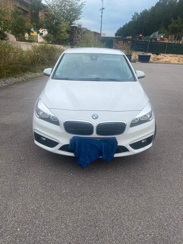 Weiß Gebraucht 2015 BMW 218 Kombi | 8.700 € - Bild 1/4