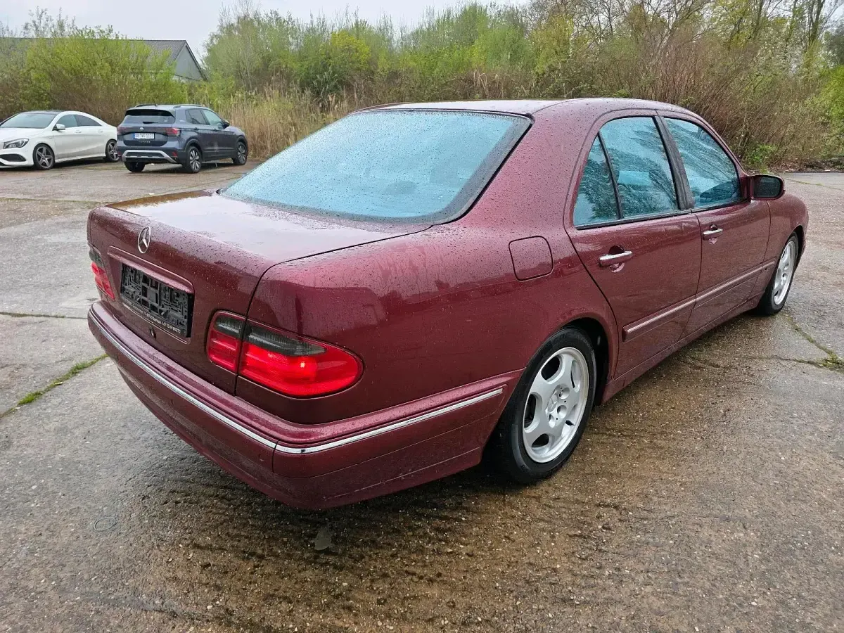 Gebraucht Mercedes E270 Avantgarde 170 PS (125 kW) 2001 Andere farben Limousine
