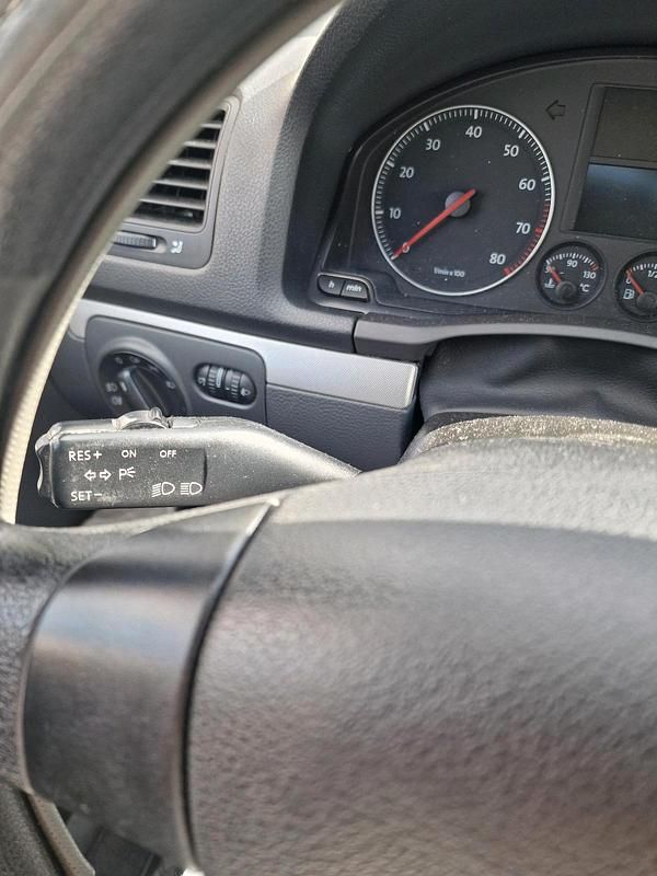 Grau Gebraucht 2006 VW Jetta Limousine | 2.000 € (Guter Preis) - Bild 1/4