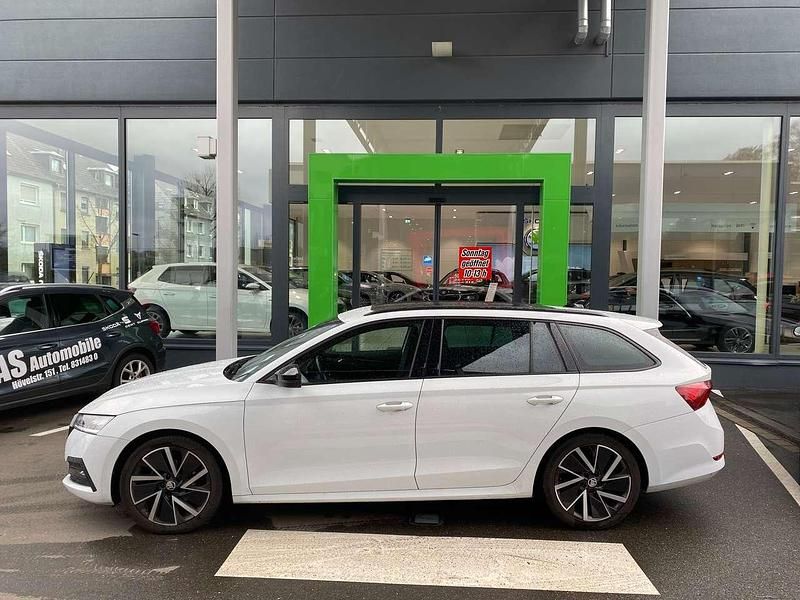 Gebraucht Skoda Octavia First Edition 150 PS (110 kW) 2021 Moonweiss metallic Kombi