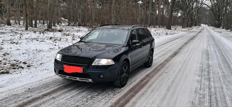 Schwarz Gebraucht 2008 Skoda Octavia Scout Kombi | 6.000 € - Bild 1/3