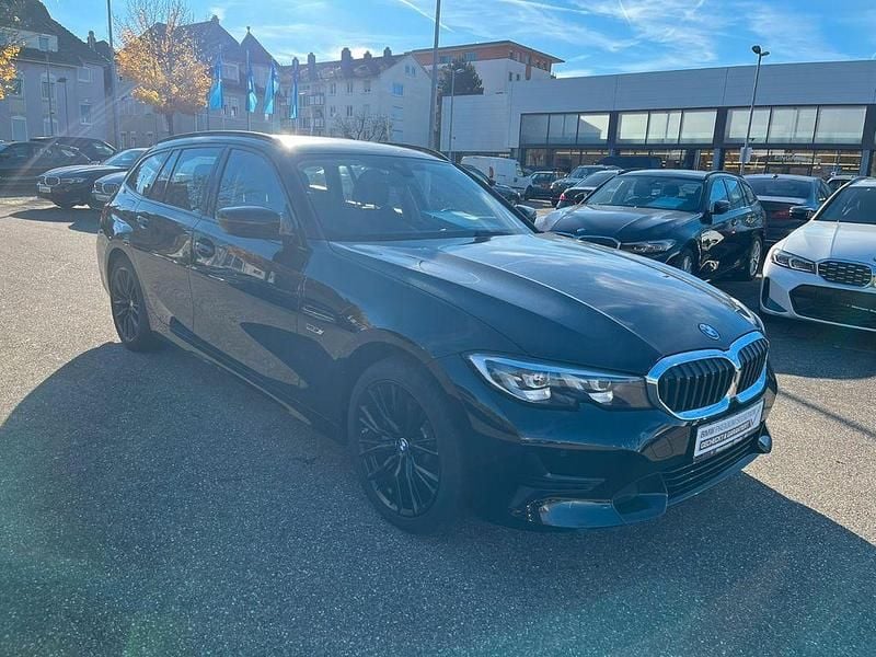 Schwarz Gebraucht 2022 BMW 320e Sport Line Kombi | 17.800 € - Bild 1/4