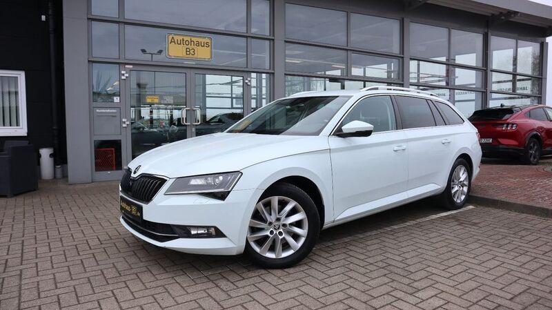 Weiß Gebraucht 2017 Skoda Superb Style Kombi | 17.971 € (Fairer Preis) - Bild 1/4