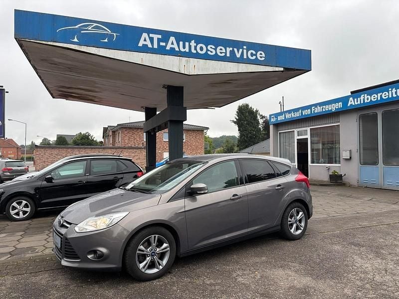Grau Gebraucht 2014 Ford Focus Limousine | 4.799 € (Guter Preis) - Bild 1/4