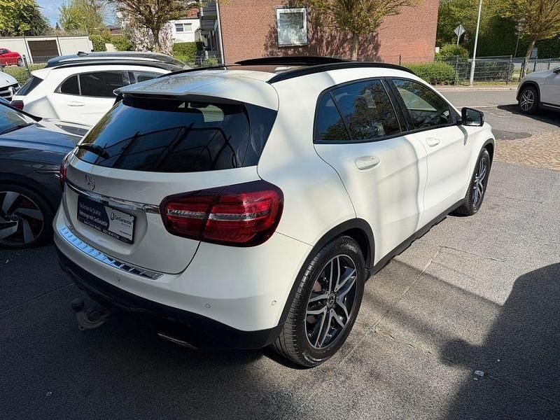 Gebraucht Mercedes GLA200 Night 136 PS (100 kW) 2017 Calcitweiss/zirrusweiss SUV