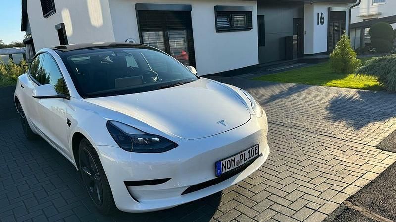 Weiß Gebraucht 2021 Tesla Model 3 Standard Range Plus Limousine | 22.999 € (Superpreis) - Bild 1/1