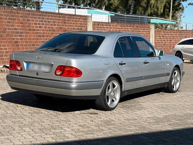Silber Gebraucht 1996 Mercedes E220 Limousine | 3.450 € (Guter Preis) - Bild 1/4
