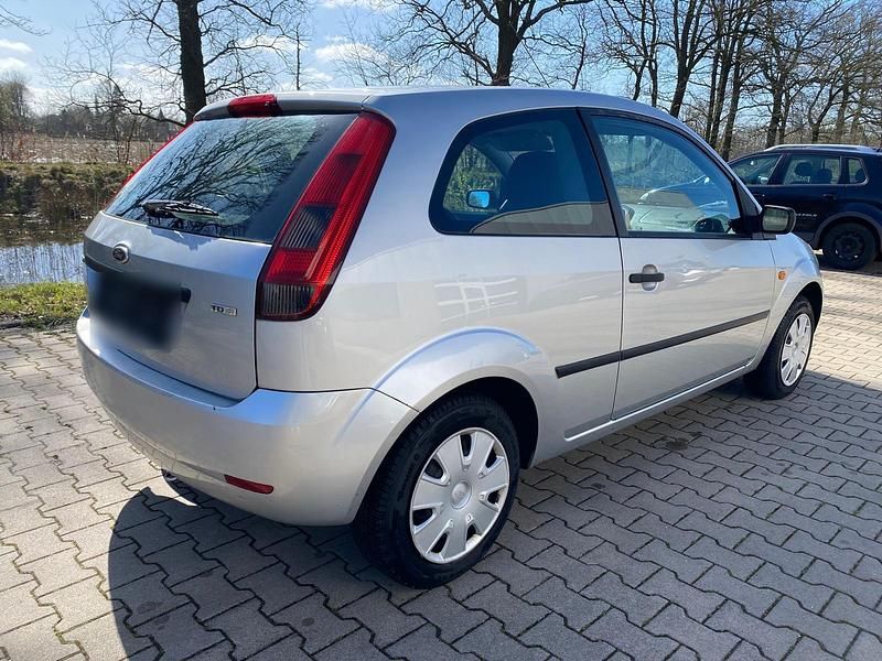 Gebraucht Ford Fiesta 68 PS (50 kW) 2004 Silber Kleinwagen