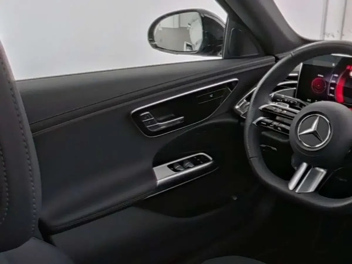 Gebraucht Mercedes E220 AMG 197 PS (144 kW) 2025 Grau Limousine