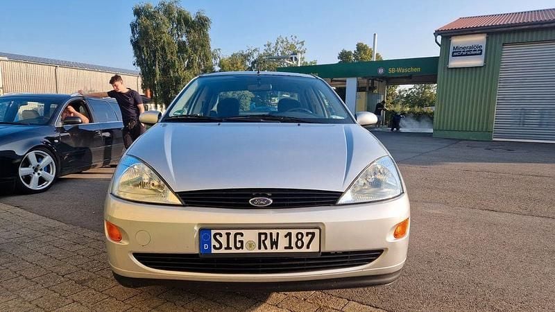 Silber Gebraucht 2000 Ford Focus Ambiente Limousine | 1.000 € (Guter Preis) - Bild 1/4