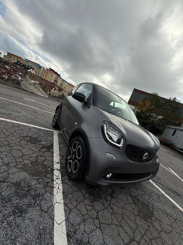 Grau Gebraucht 2015 Smart ForTwo Coupé Prime Coupé | 6.550 € (Fairer Preis) - Bild 1/4