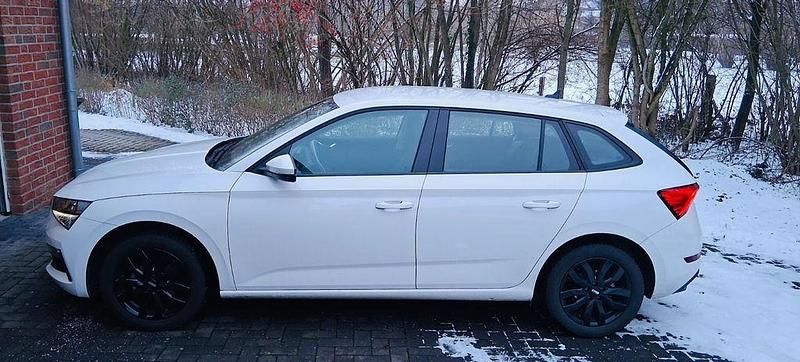 Weiß Gebraucht 2022 Skoda Scala Cool Plus Kleinwagen | 14.900 € (Fairer Preis) - Bild 1/3