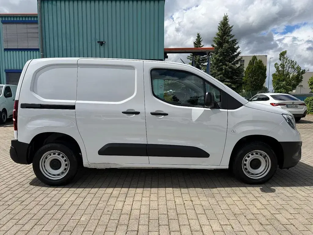 Używany Opel Combo Edition 140 KM (102 kW) 2022 Biały Minivan
