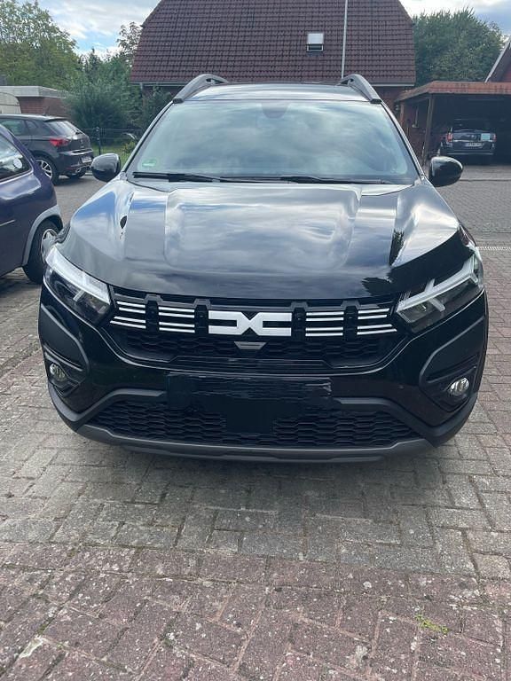 Schwarz Gebraucht 2024 Dacia Jogger Expression Limousine | 18.500 € (Guter Preis) - Bild 1/4