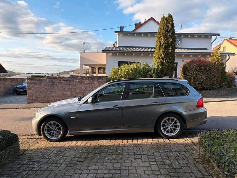 Gebraucht BMW 318 143 PS (105 kW) 2012 Grau Kombi