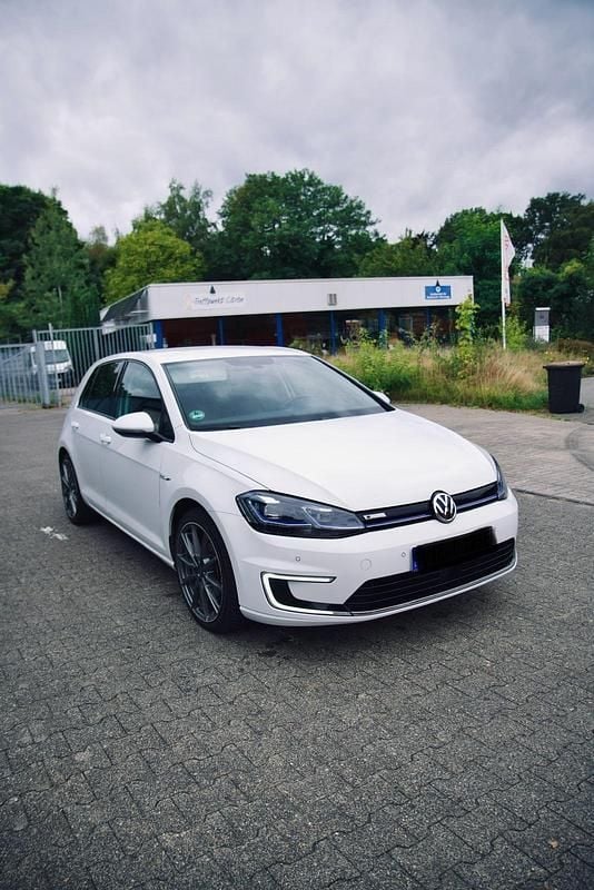 Weiß Gebraucht 2017 VW e-Golf Kleinwagen | 13.200 € (Fairer Preis) - Bild 1/4
