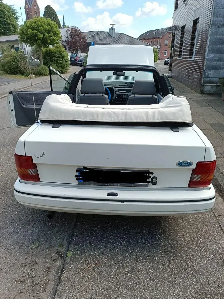 Gebraucht Ford Escort Cabriolet 102 PS (75 kW) 1989 Weiß Cabrio