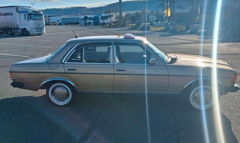 Używany Mercedes E230 136 KM (100 kW) 1983 Złoty Sedan/Limuzyna