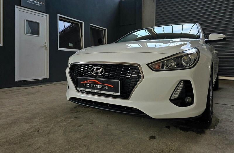 Weiß Gebraucht 2017 Hyundai i30 Trend Limousine | 11.900 € (Fairer Preis) - Bild 1/4