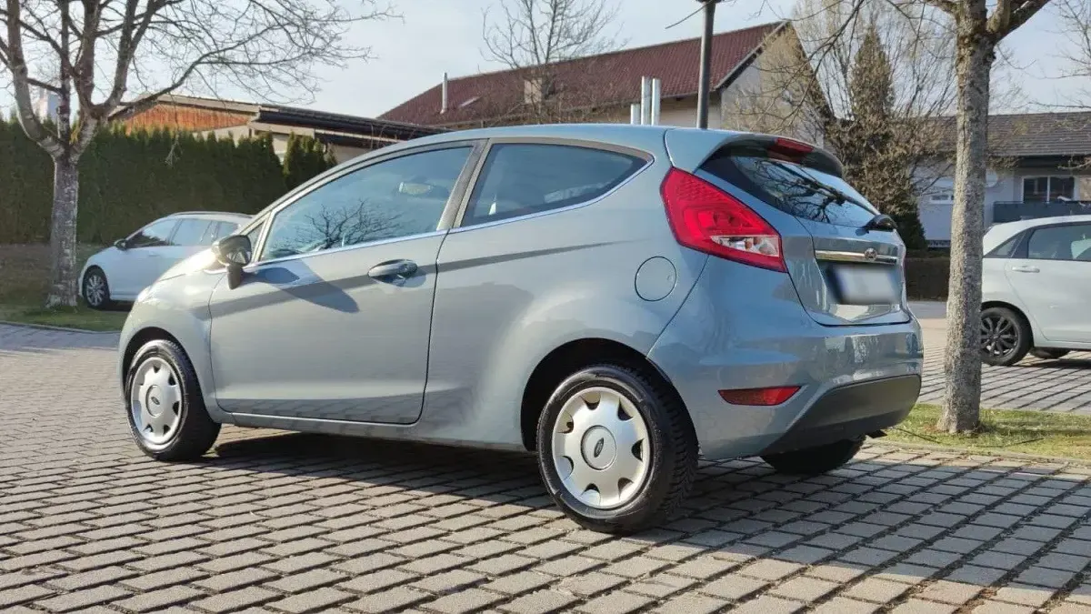 Gebraucht Ford Fiesta Titanium 82 PS (60 kW) 2010 Grau Kleinwagen
