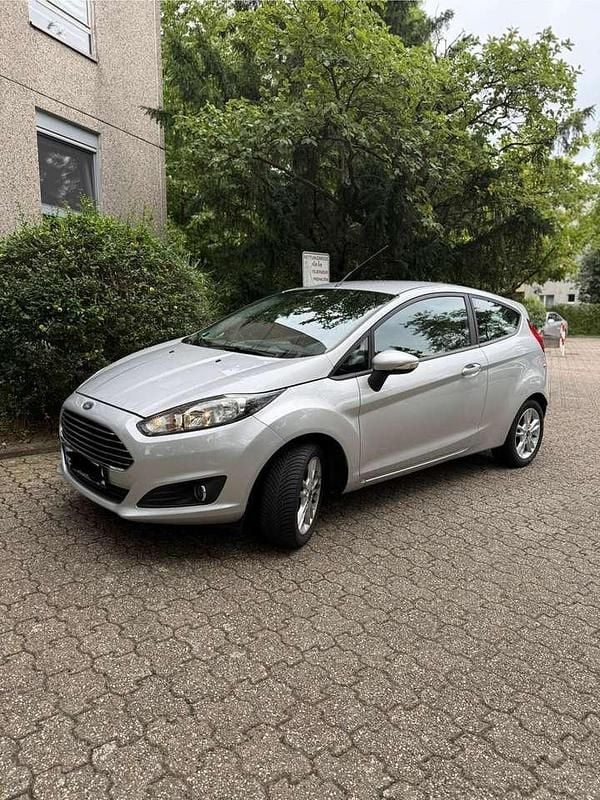Silber Gebraucht 2015 Ford Fiesta SYNC Edition Kleinwagen | 4.600 € (Guter Preis) - Bild 1/4
