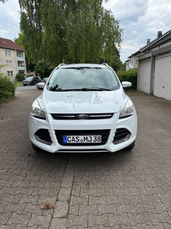 Weiß Gebraucht 2014 Ford Kuga Titanium SUV | 8.999 € (Guter Preis) - Bild 1/4