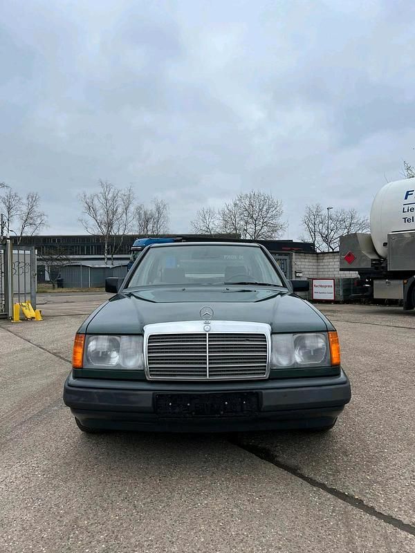 Gebraucht Mercedes E230 132 PS (97 kW) 1988 Grün Limousine