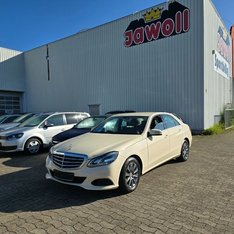 Beige Gebraucht 2015 Mercedes E220 Limousine | 5.950 € (Guter Preis) - Bild 1/4