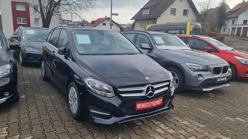 Schwarz Gebraucht 2016 Mercedes 180 Edition Limousine | 12.490 € (Superpreis) - Bild 1/4
