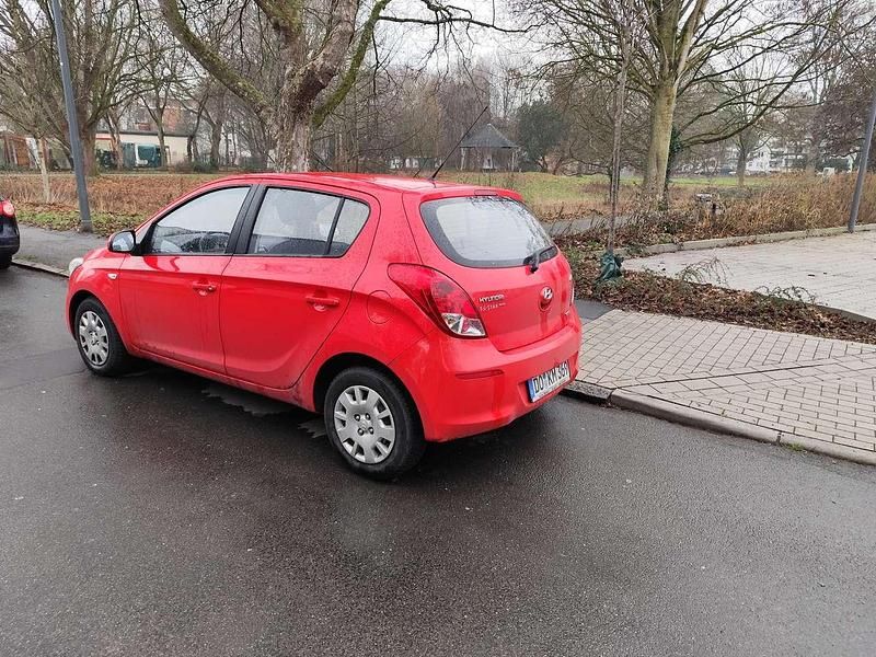 Gebraucht Hyundai i20 Edition 75 PS (55 kW) 2013 Rot Kleinwagen