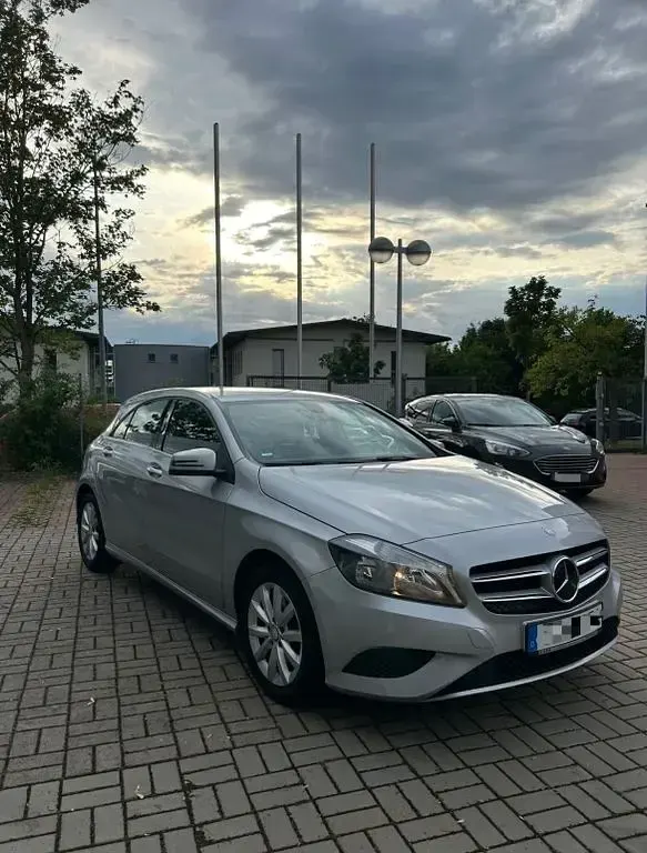 Gebraucht Mercedes A180 122 PS (89 kW) 2013 Silber Kleinwagen