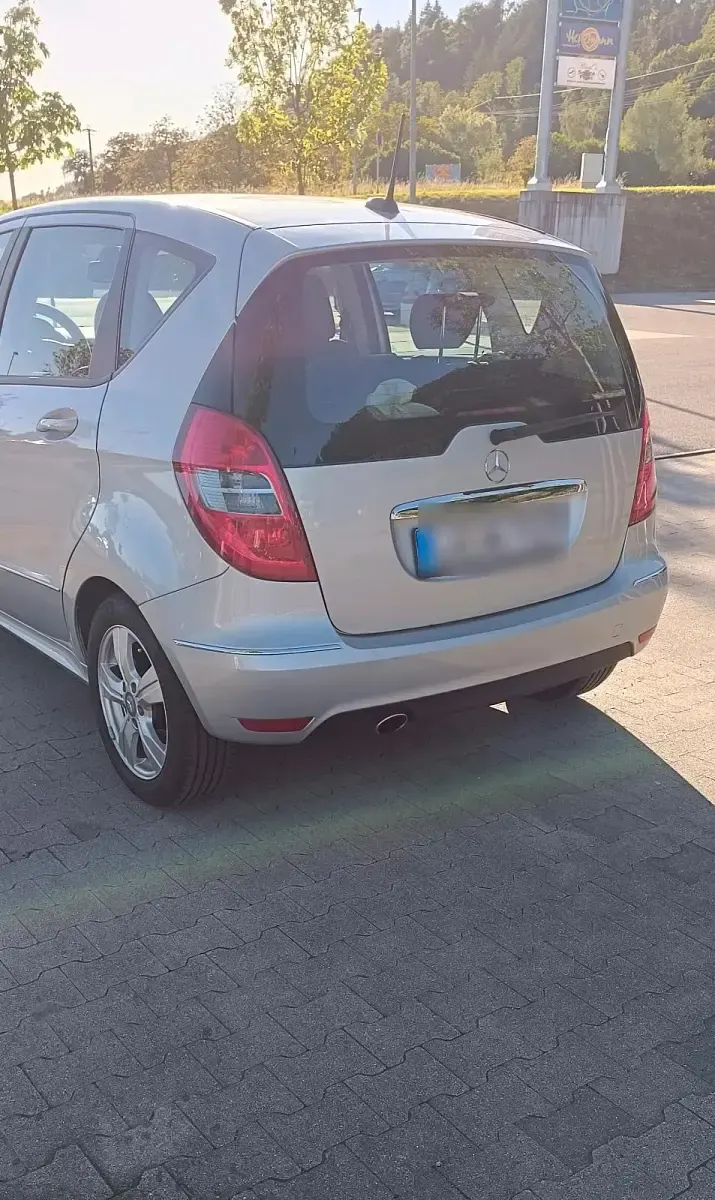 Używany Mercedes A180 116 KM (85 kW) 2012 Srebrny Sedan/Limuzyna