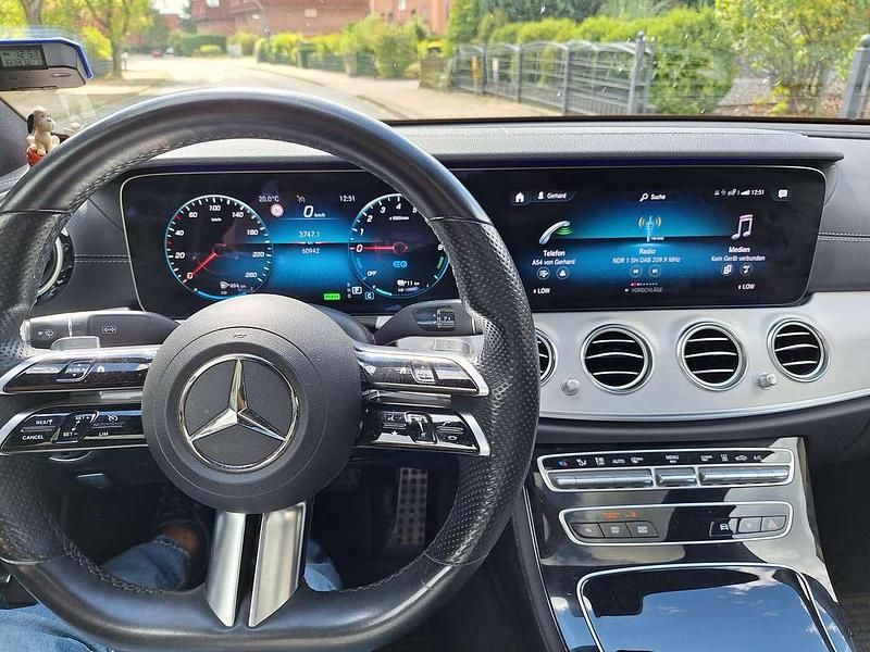 Grau Gebraucht 2020 Mercedes E300 AMG line Limousine | 35.500 € (Fairer Preis) - Bild 1/4