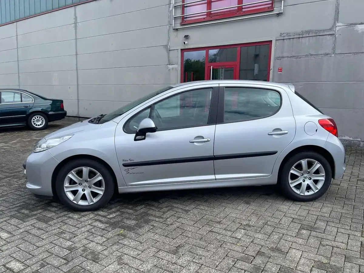 Gebraucht Peugeot 207 Urban Move 95 PS (69 kW) 2008 Aluminiumgrau schutzlack Kleinwagen