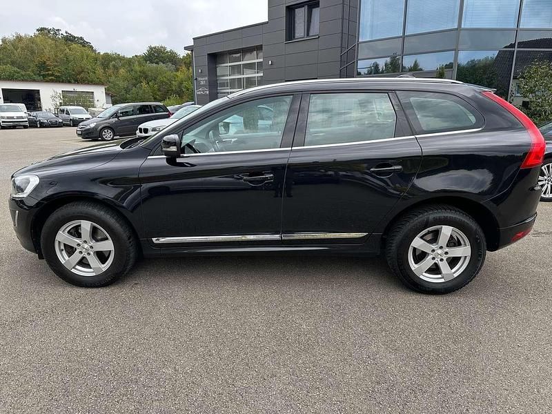 Gebraucht Volvo XC60 Summum 181 PS (133 kW) 2015 Black sapphire / metallic SUV