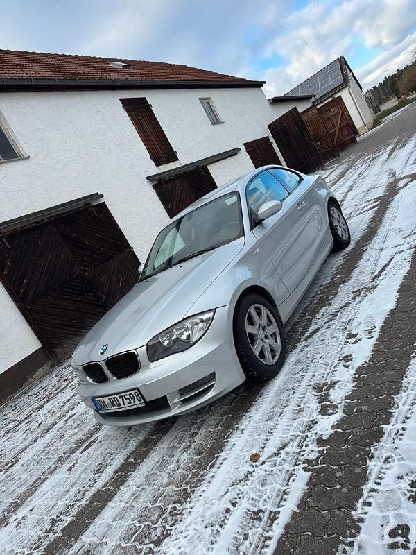 Silber Gebraucht 2008 BMW 120 Coupé Coupé | 6.100 € (Fairer Preis) - Bild 1/4